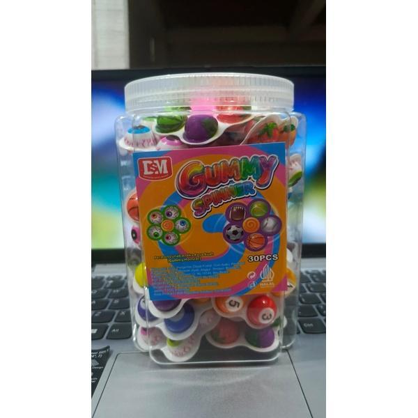 Permen Gummy Spinner Rasa Buah DSM merupakan permen gummy dengan desain spinner yang unik dan menarik, dipadukan dengan aneka rasa buah yang manis dan menyegarkan. Teksturnya yang kenyal serta bentuknya yang lucu membuat permen ini menjadi favorit anak-an