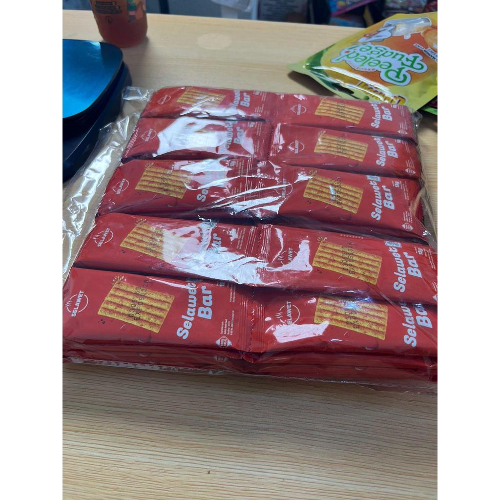 Selawet Bar Snack Gurih Pedas Selawet Bar 1 Renceng 10 PCS Rasa Gurih Pedas Tekstur Selawet Unik Cocok Sebagai Camilan Sehari-hari