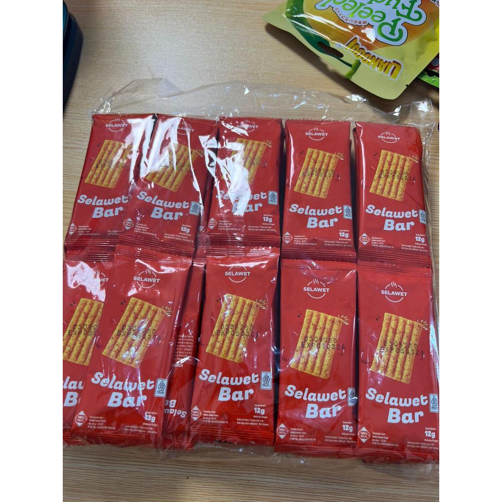 Selawet Bar Snack Gurih Pedas Selawet Bar 1 Renceng 10 PCS Rasa Gurih Pedas Tekstur Selawet Unik Cocok Sebagai Camilan Sehari-hari